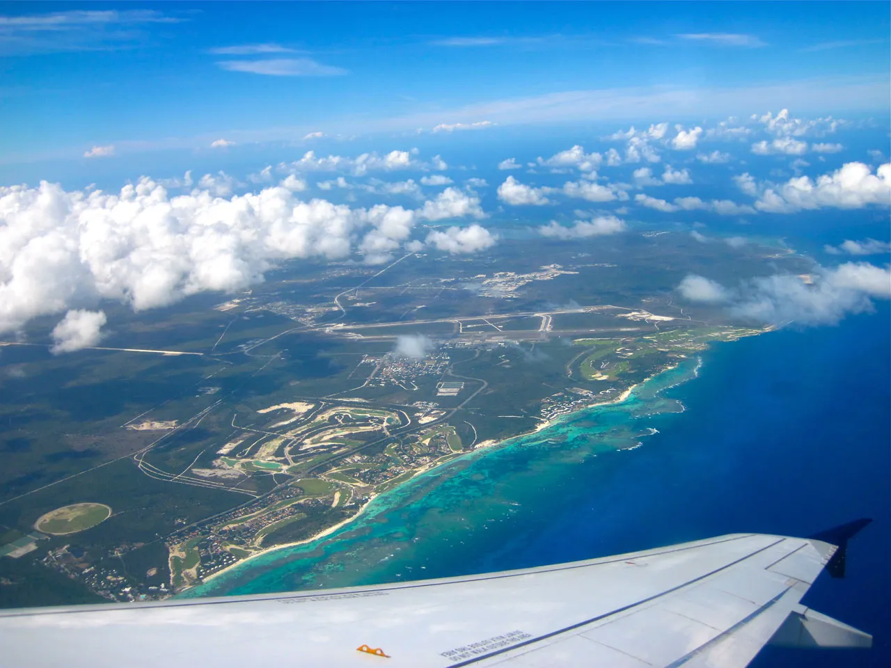 https://healthylifeclinic.net/wp-content/uploads/2023/03/aeropuerto-internacional-de-punta-cana.webp